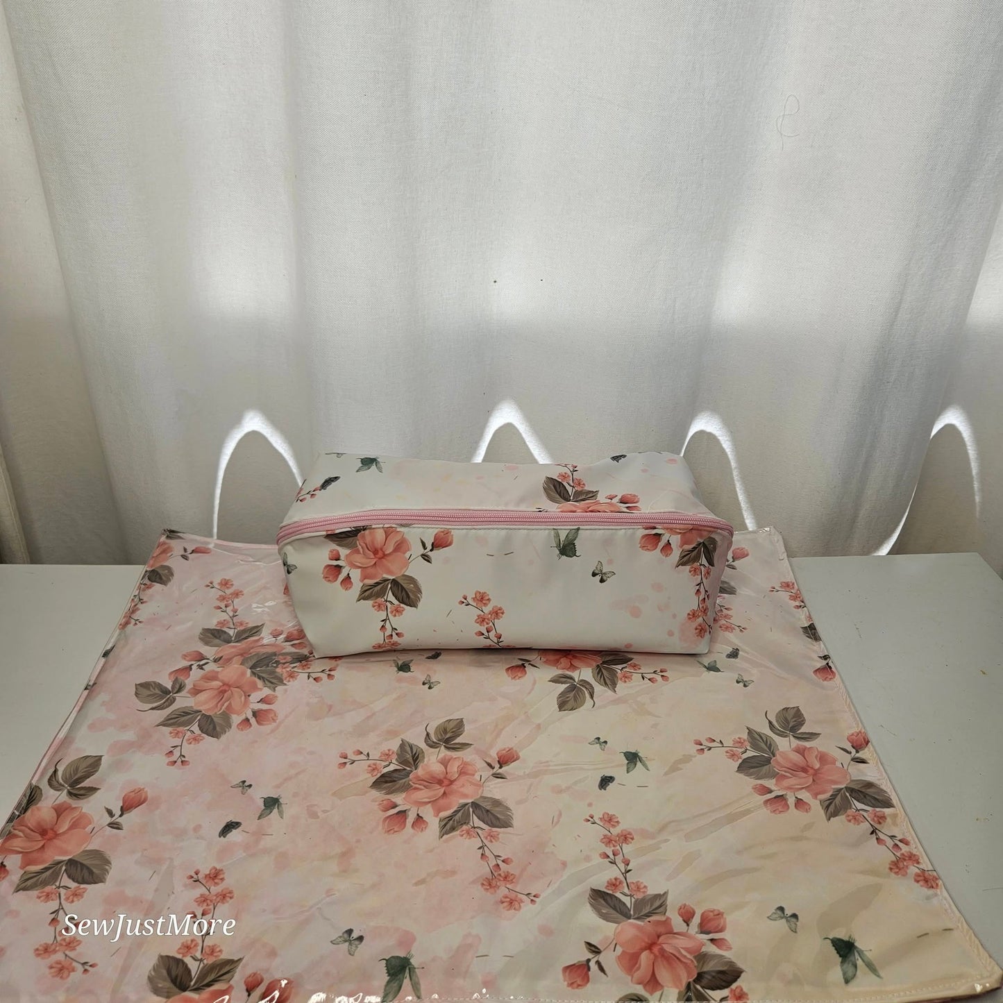 Rosy The Giraffe sage travel nest bag
