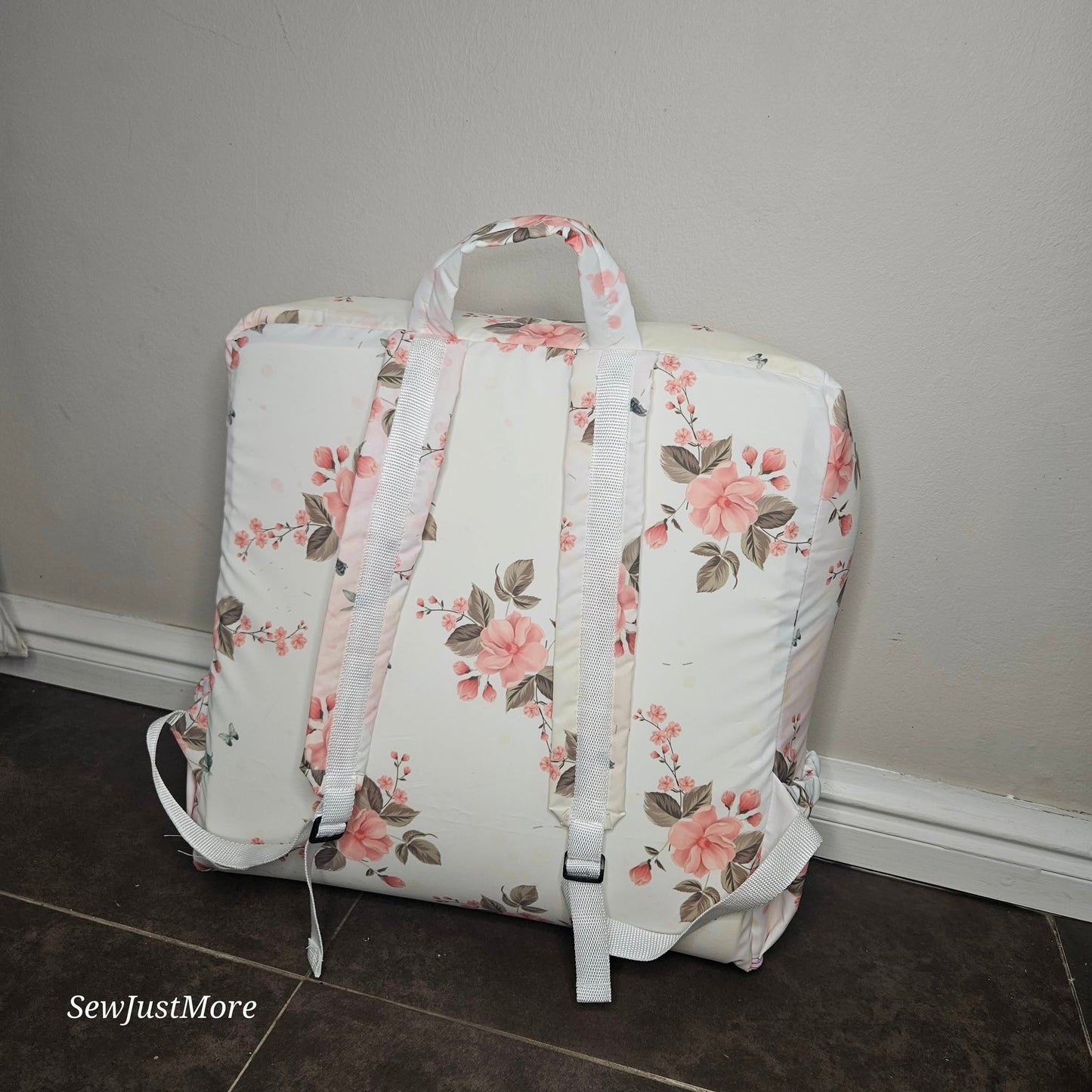Rosy The Giraffe sage travel nest bag