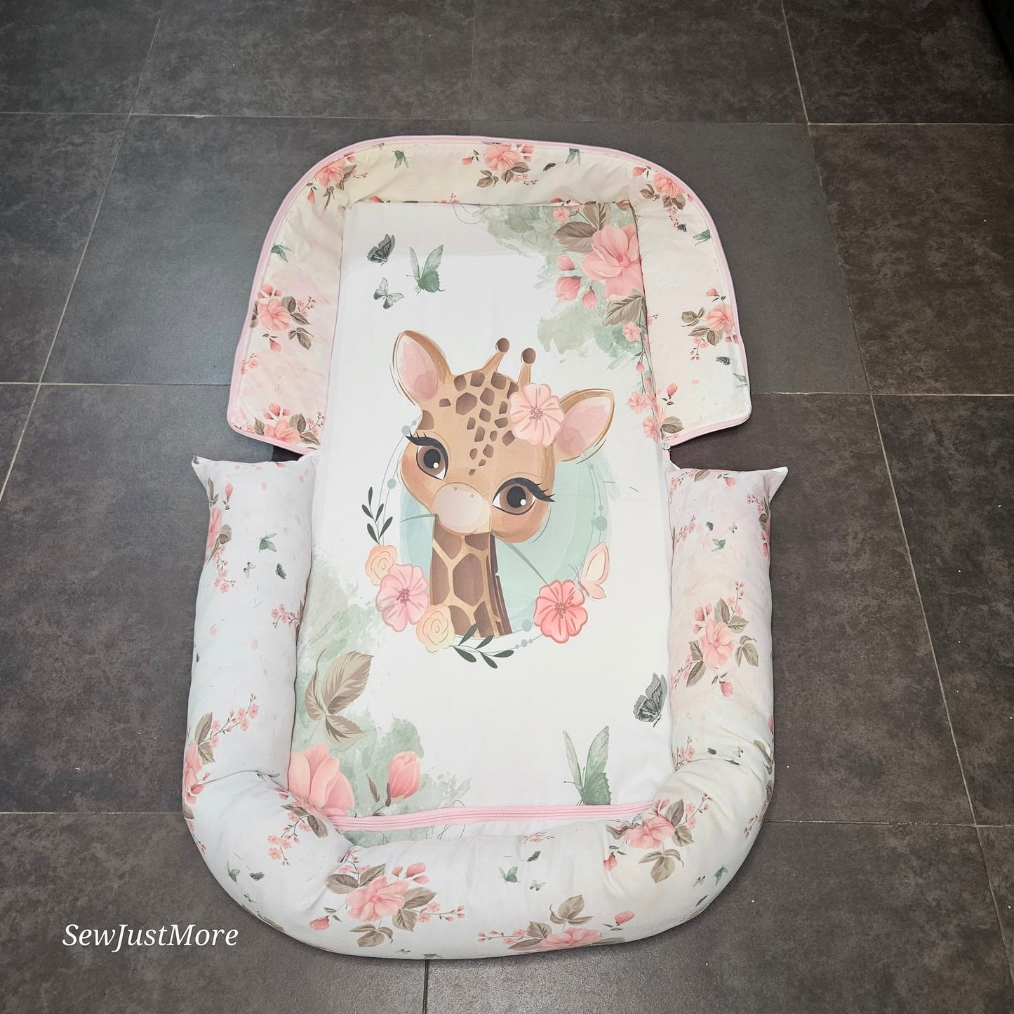 Rosy The Giraffe sage travel nest bag