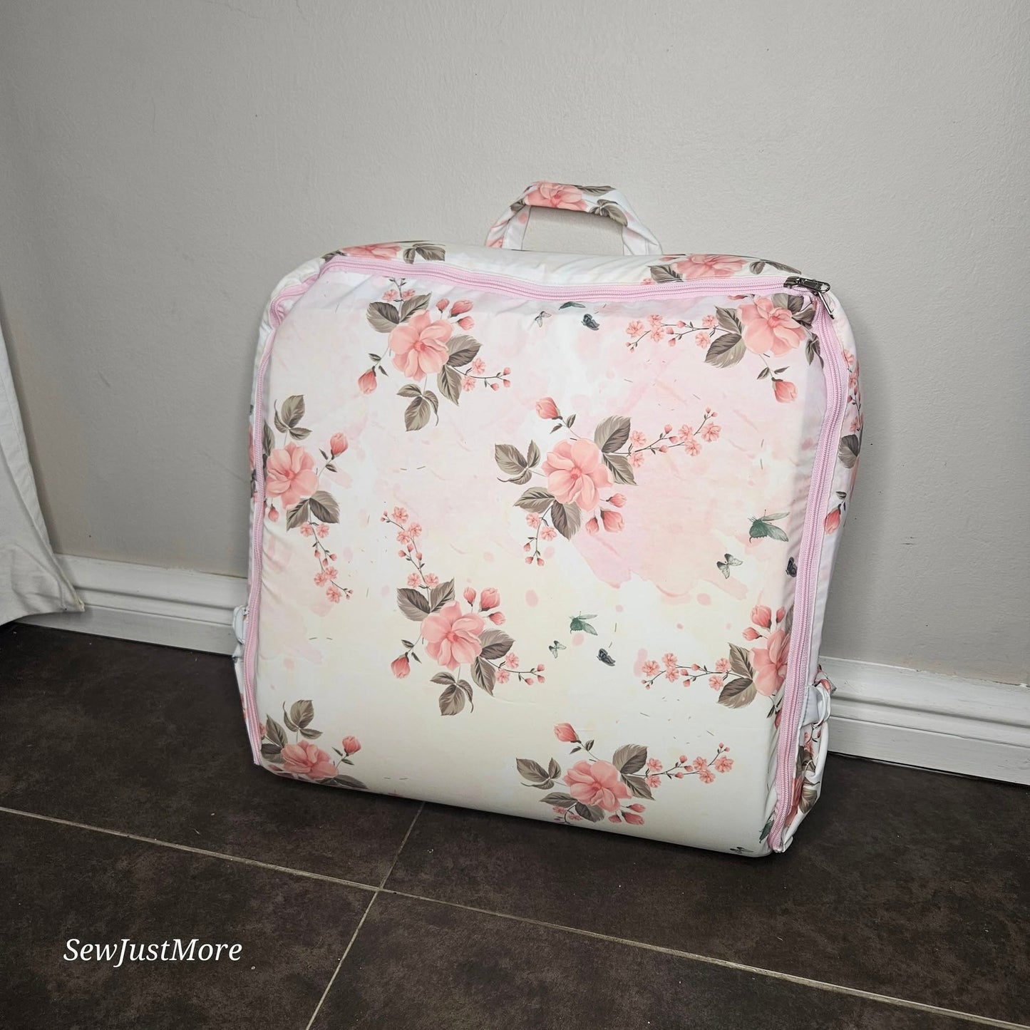 Rosy The Giraffe sage travel nest bag