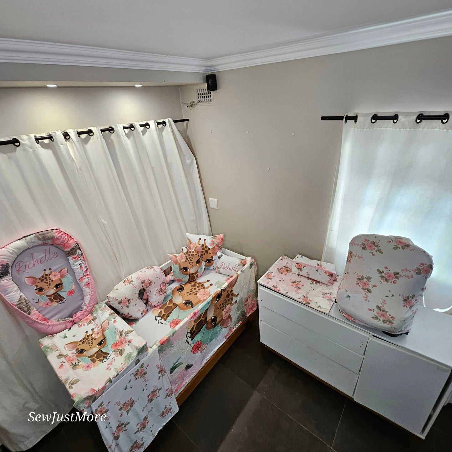 Rosy The Giraffe cot linen