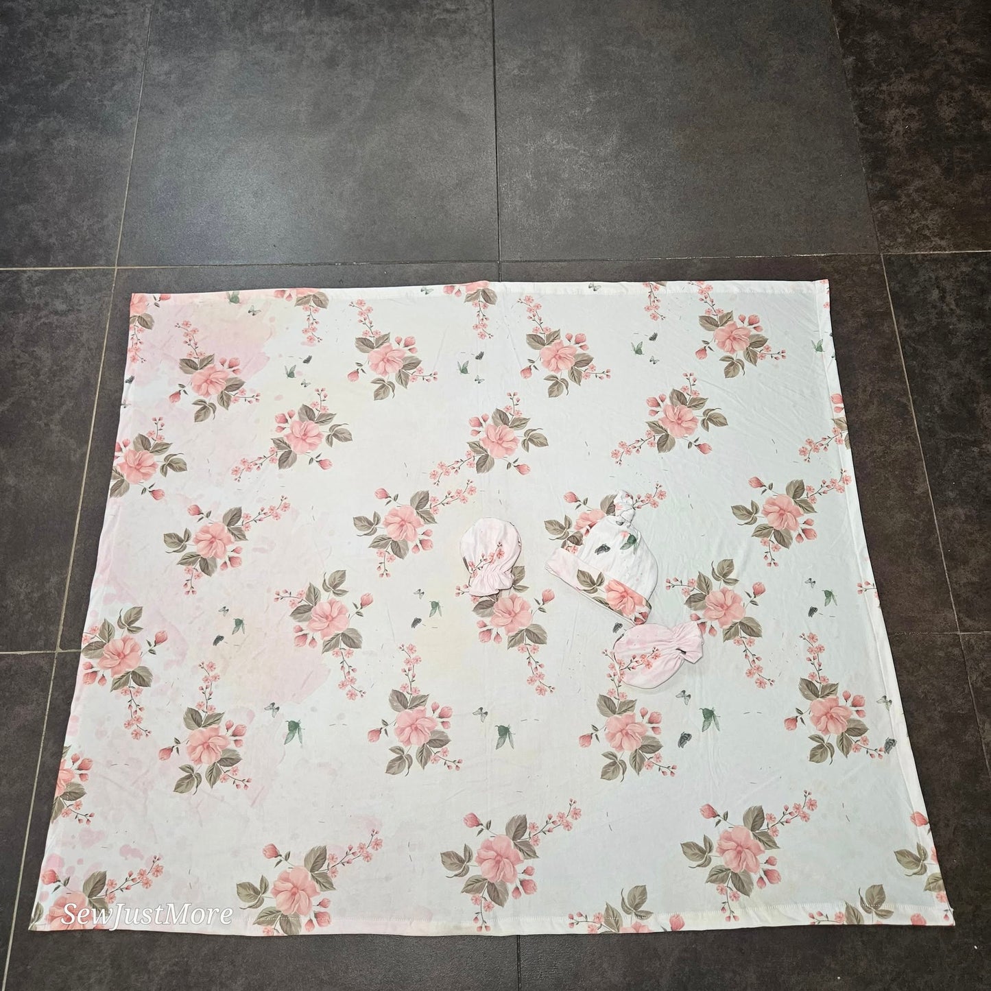 Rosy The Giraffe sage cot linen