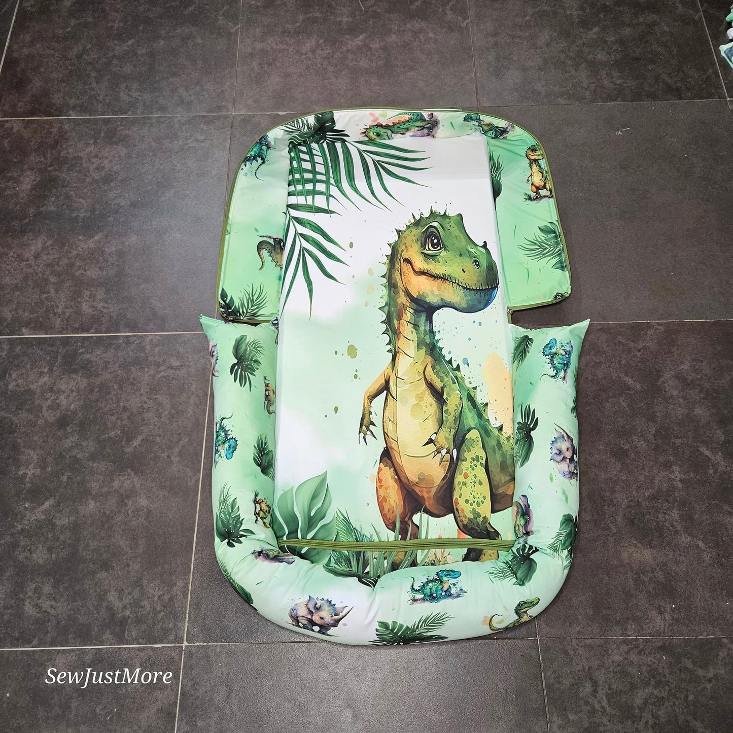 Damian and the Dino Kingdom travel nest Bag