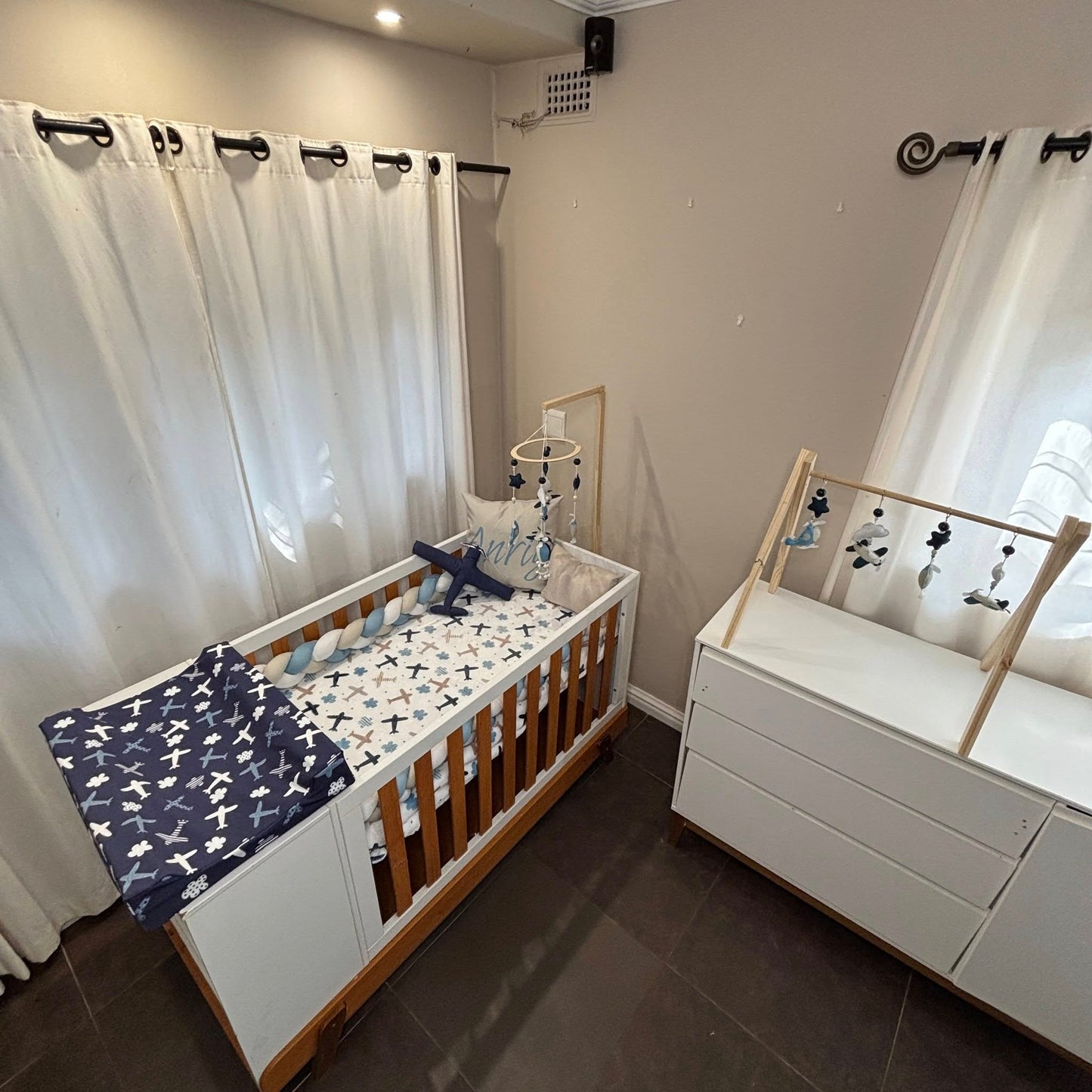 The Airplanes 2.0 cot linen
