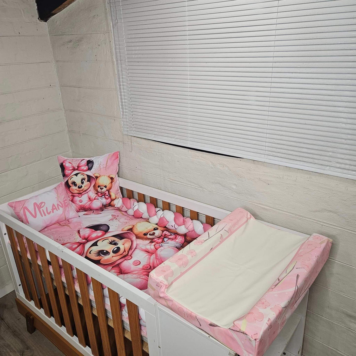 Magnificent Minnie Mouse cot linen