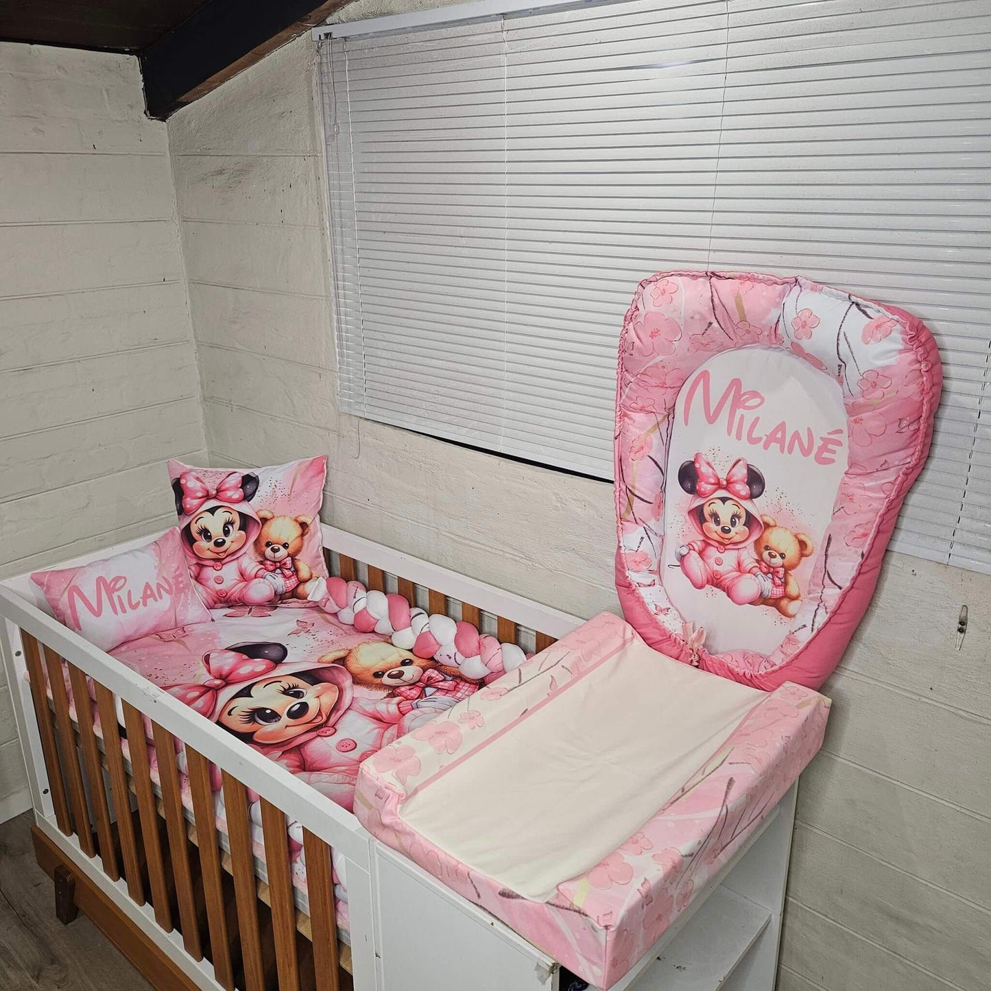 Magnificent Minnie Mouse cot linen