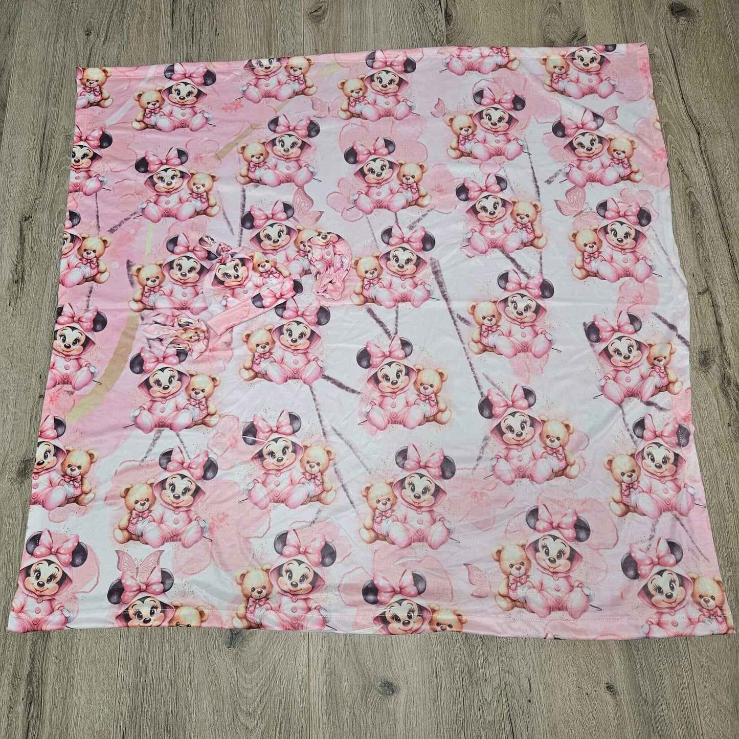 Magnificent Minnie Mouse swaddle set