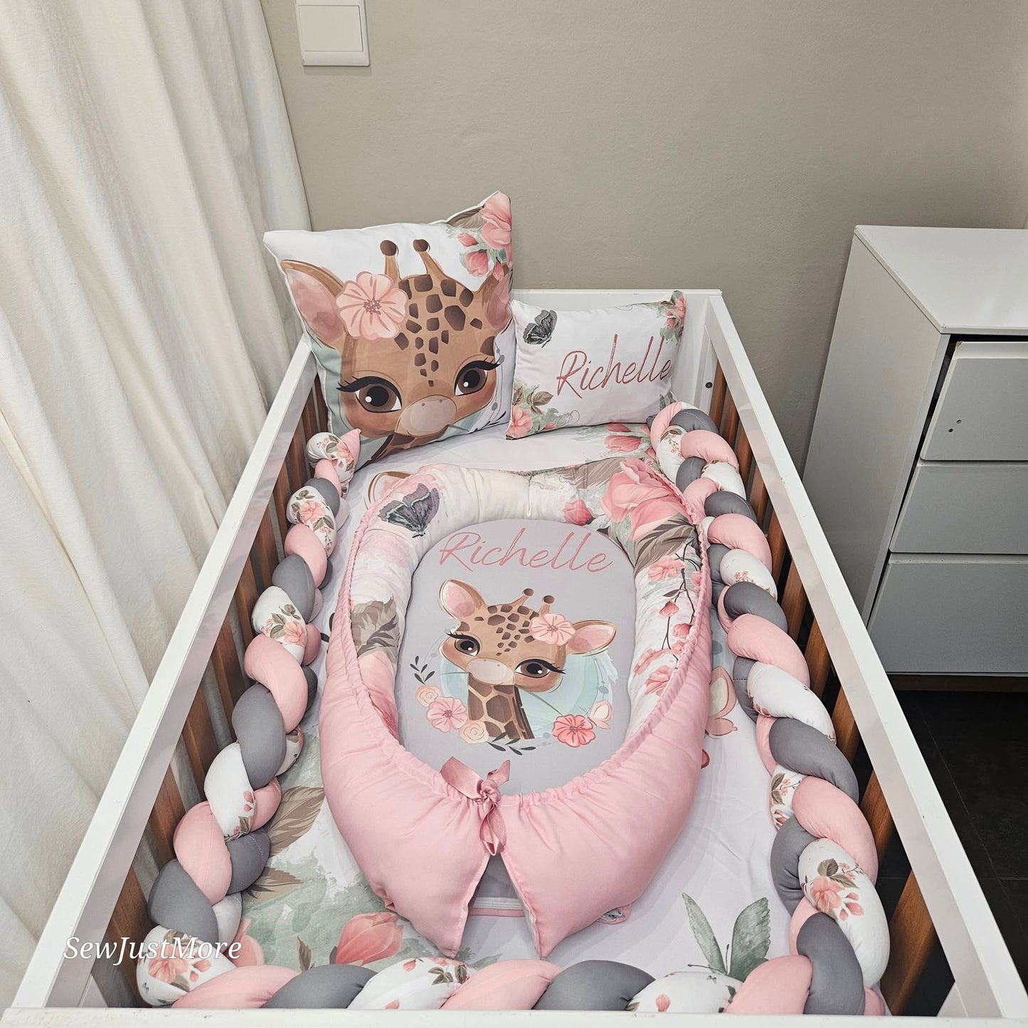 Rosy The Giraffe sage Baby Nest