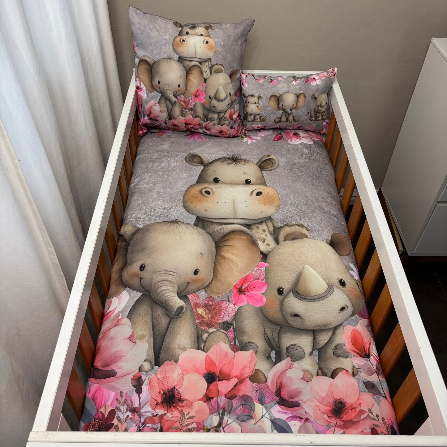 The Lively Girl Safari 2.0 cot linen