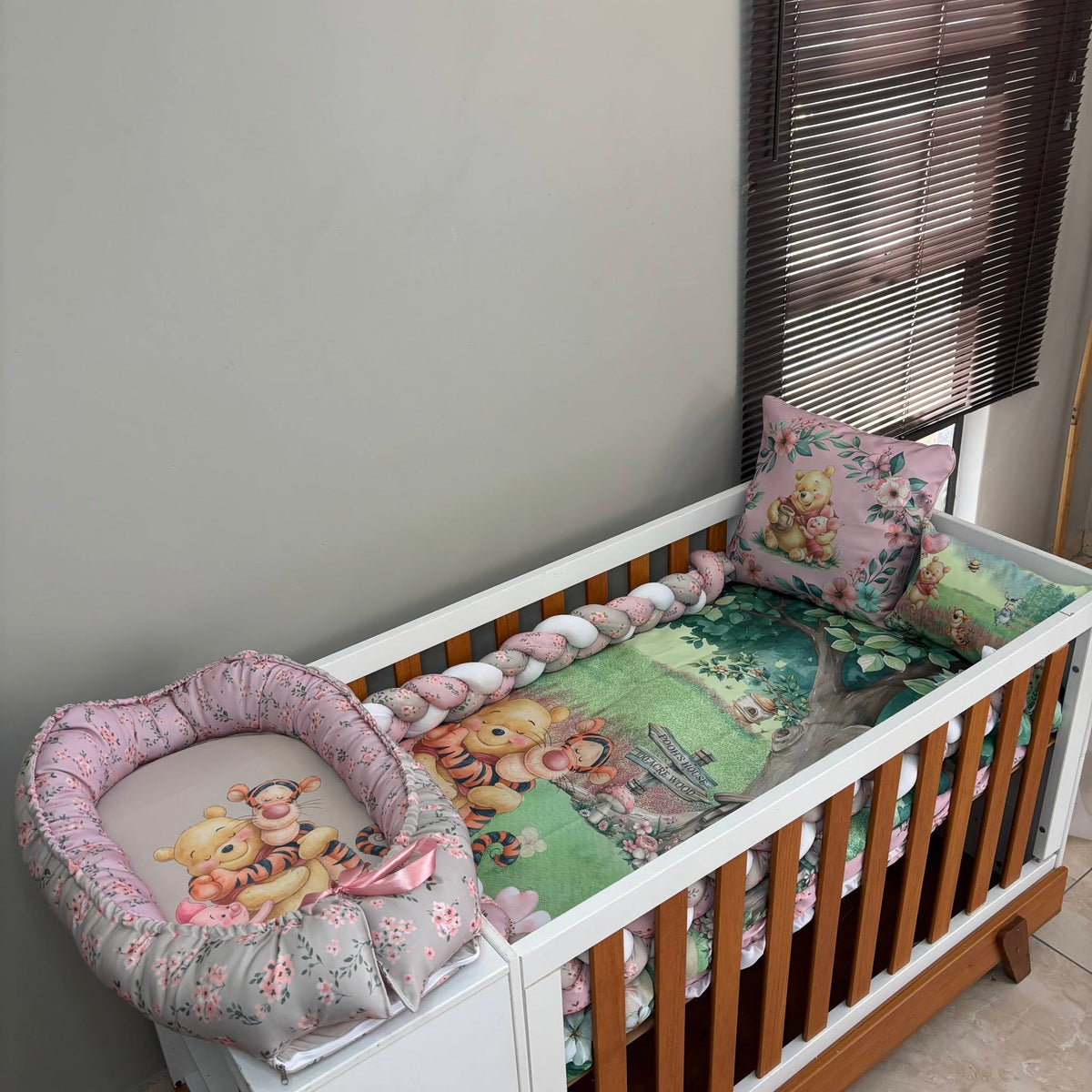 Classy Classic Floral Pooh and Friends 2.0 cot linen