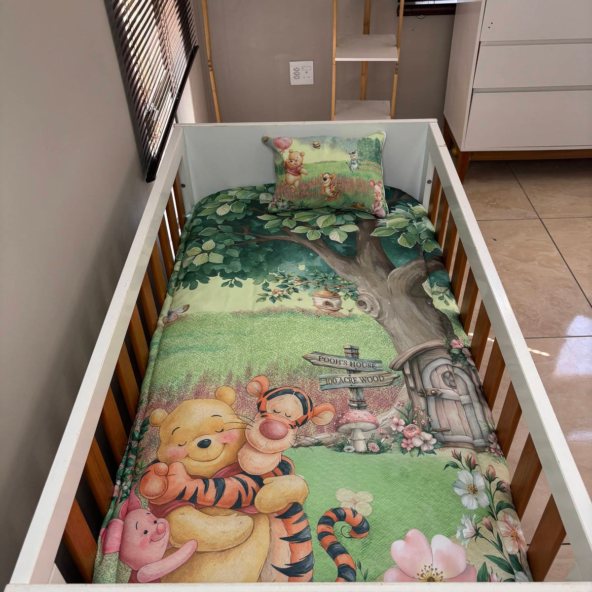 Classy Classic Floral Pooh and Friends 2.0 cot linen